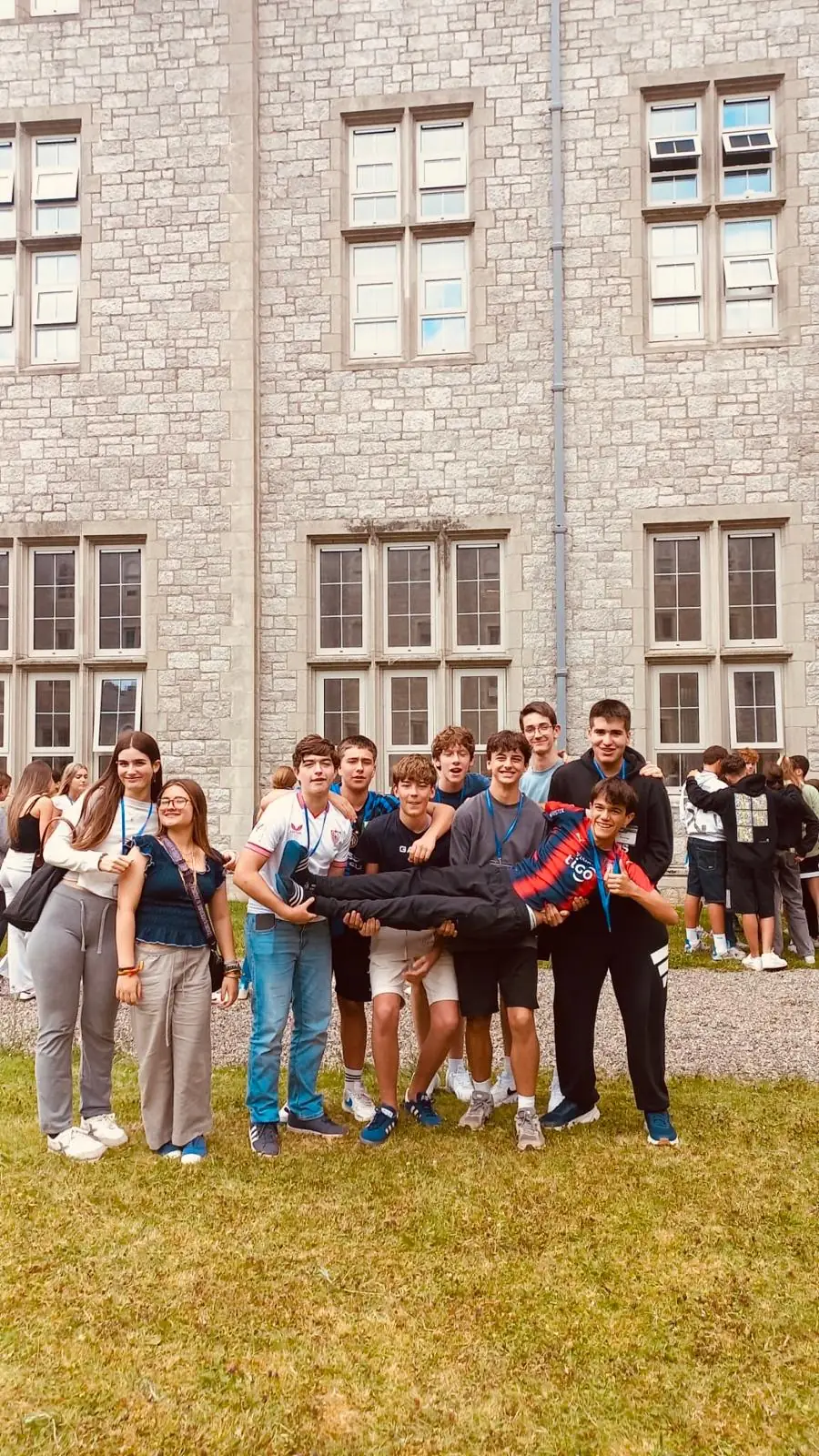 Estudiantes posando juntos en el jardín de un colegio de Irlanda