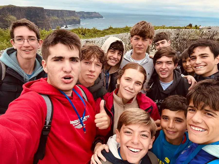 Grupo de estudiantes en los acantilados de Moher, en Irlanda