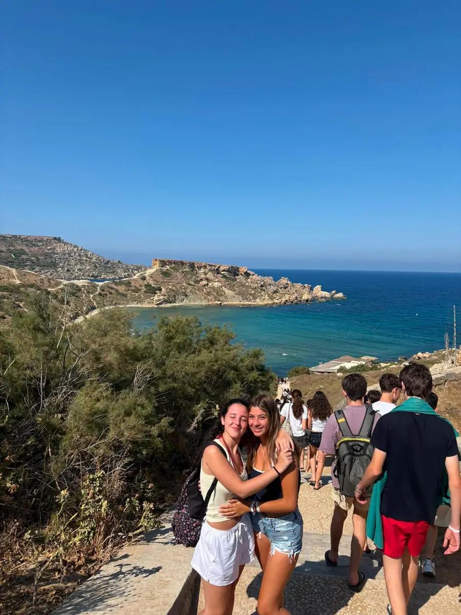 Estudiantes durante una excursión por la costa de Malta