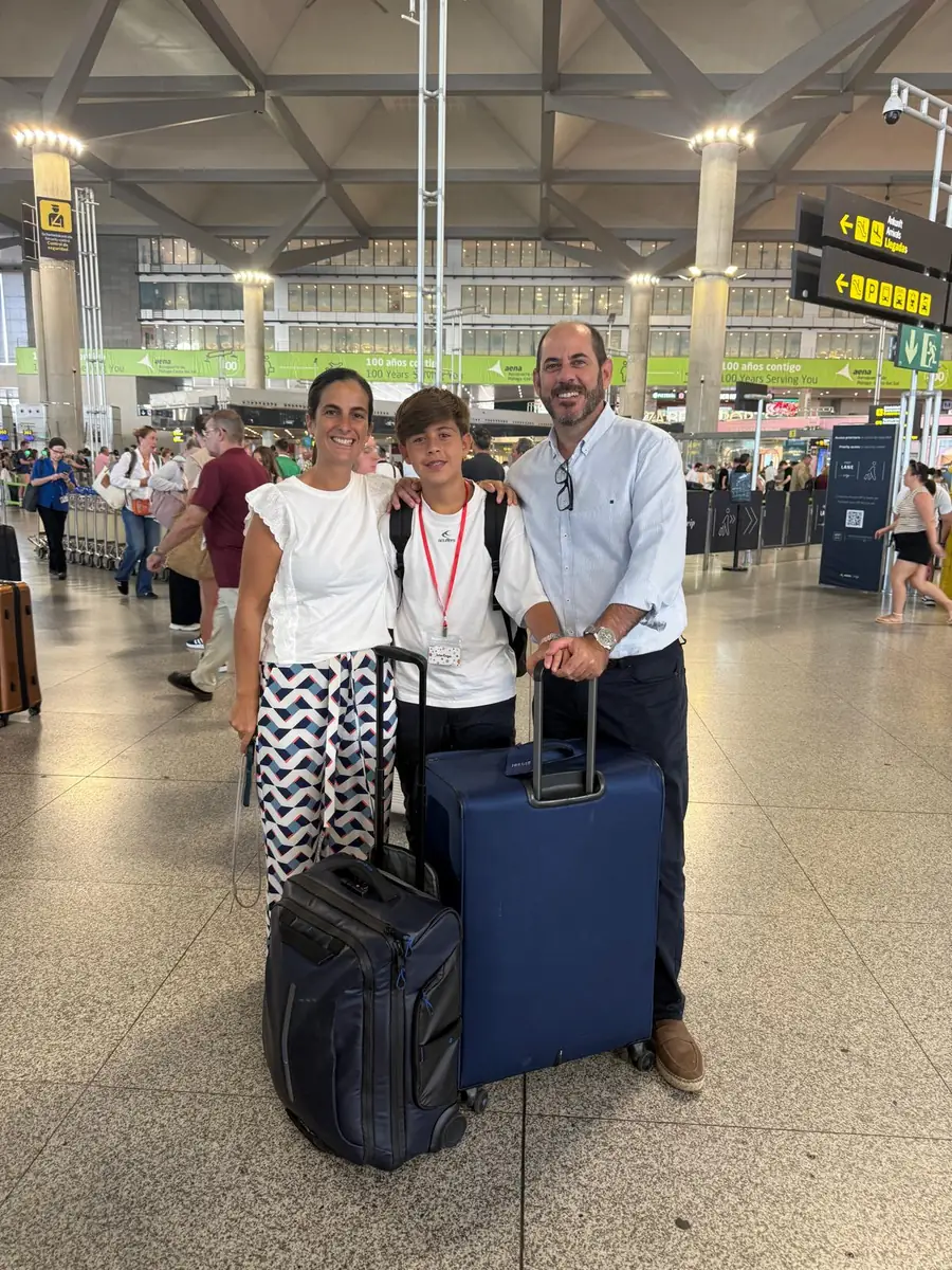 Familia con su hijo y el equipaje antes de un viaje educativo