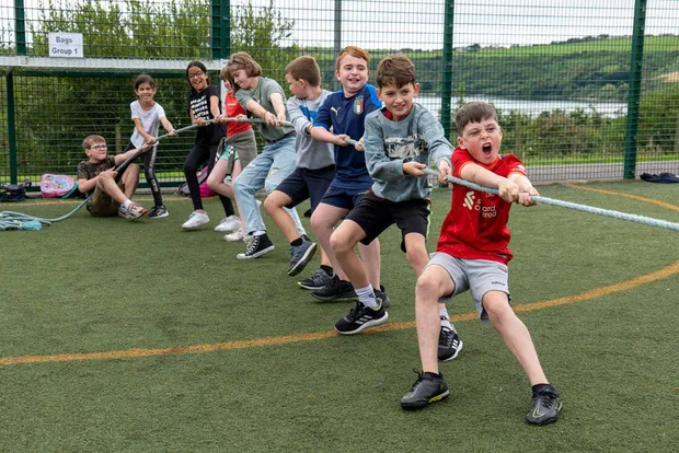 Niños participando en una actividad de equipo en un campamento de día en Irlanda