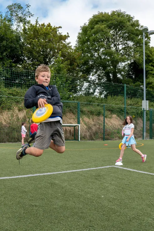 Niños practicando deporte en un campamento de día en Irlanda