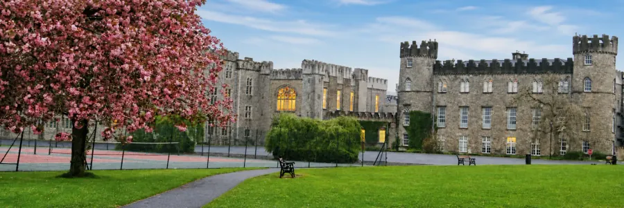 Colegio histórico con jardines, ejemplo de los destinos educativos de Interlingo