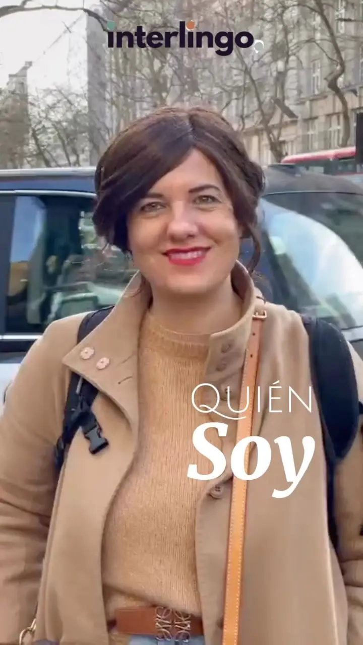 Esther del Rey presentándose en un reel de la cuenta de Instagram de Interlingo