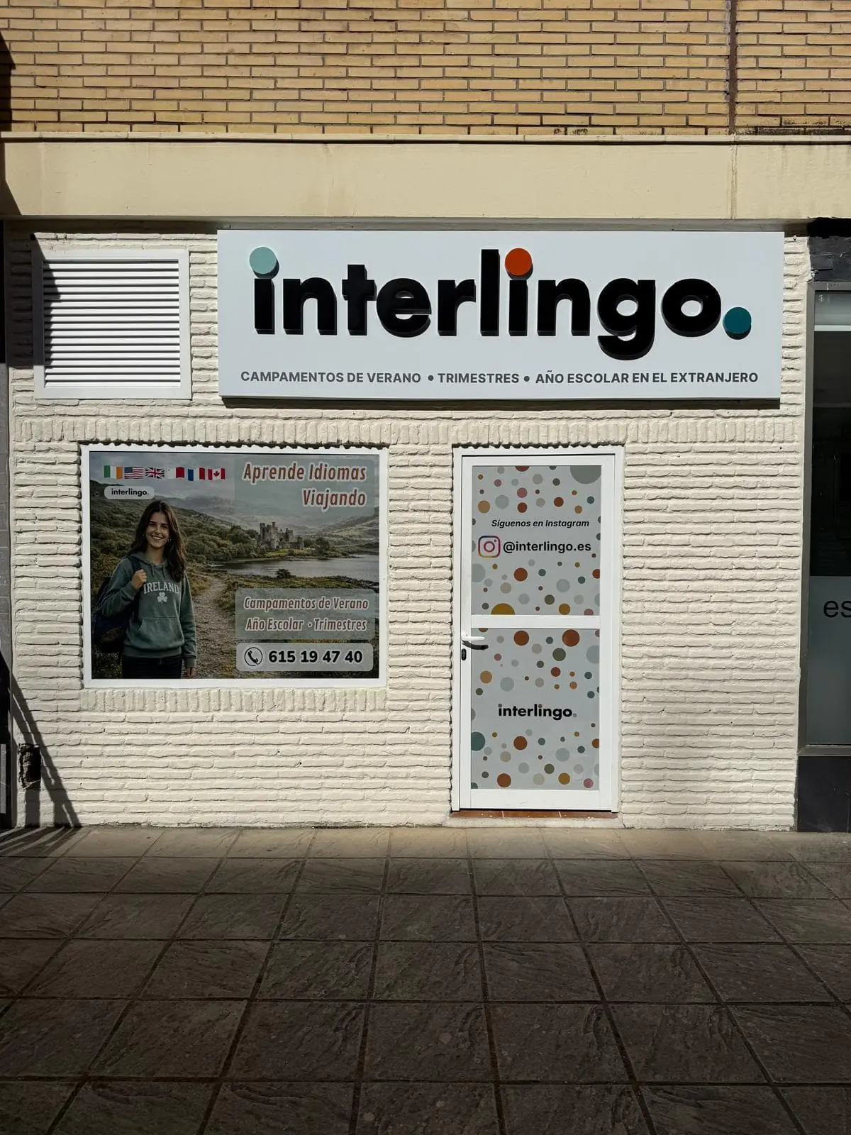 Entrada principal del local de Interlingo en Los Remedios, Sevilla