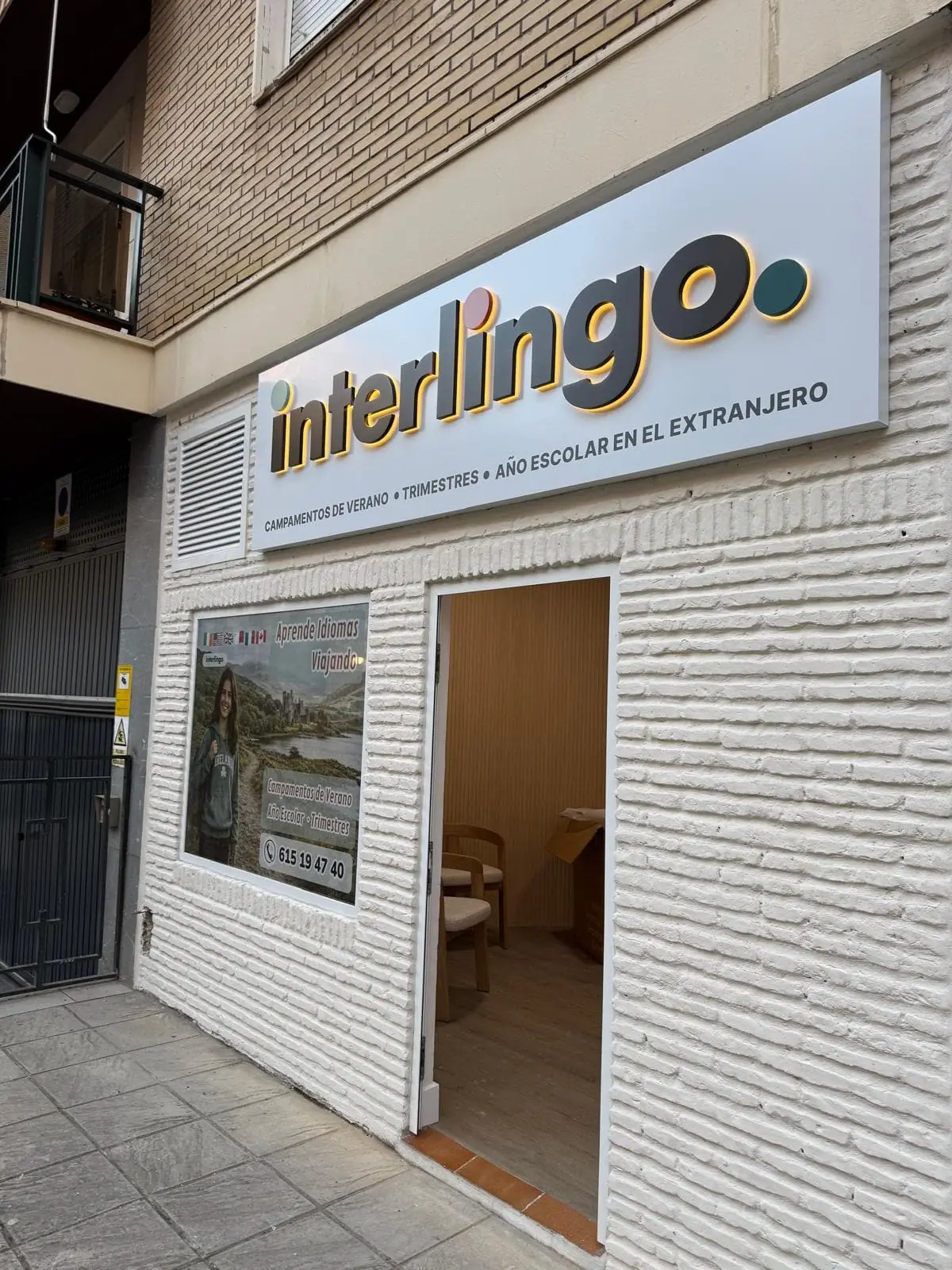 Fachada del local de Interlingo en Los Remedios, Sevilla, con la puerta abierta