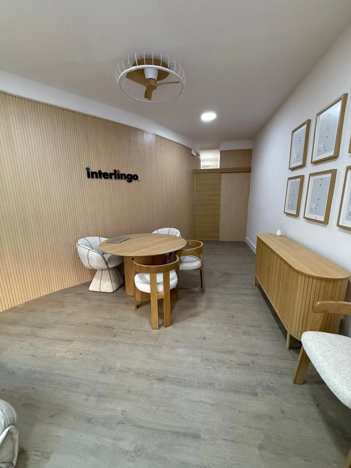 Sala de reuniones del local de Interlingo en Los Remedios, Sevilla