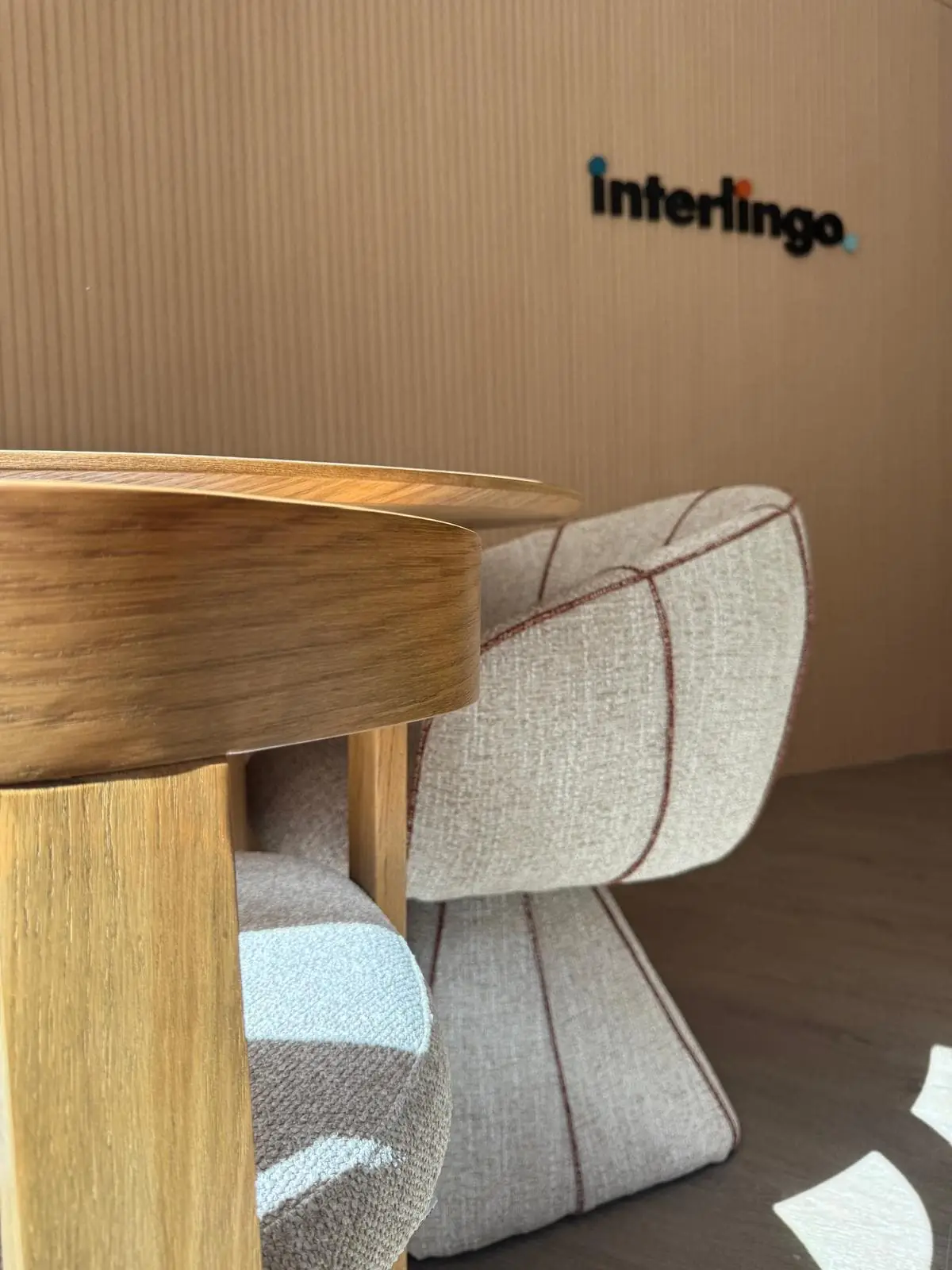 Detalle de la mesa y las sillas de la zona de reuniones de Interlingo